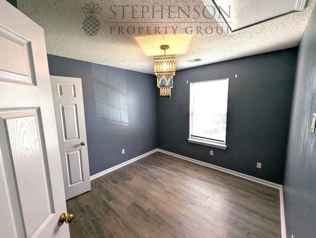 Building Photo - 3 bed 2 bath LVP Floors