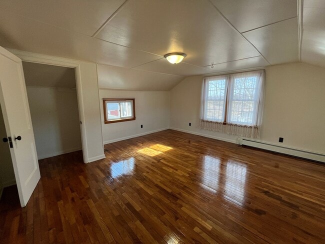 Building Photo - 5-Bedroom Farmhouse North of Middlebury in Middlebury School District