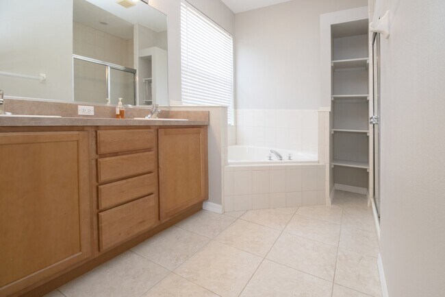 Building Photo - 4 bedroom 3 Bath Pool home in Lakewood Ran...