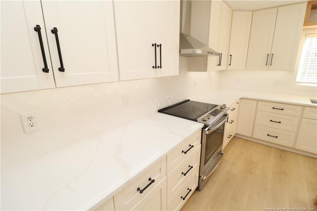 Building Photo - 240 Trayesan Dr