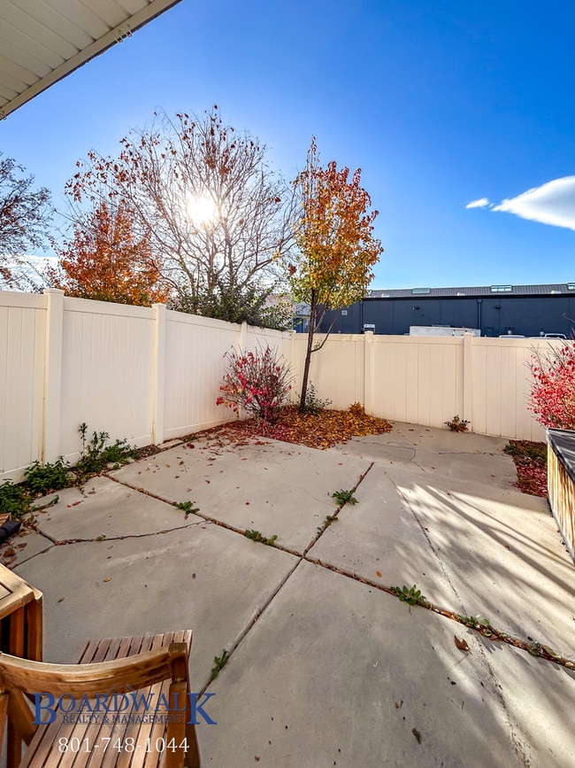 Building Photo - Stylish Draper Townhome with Private Patio