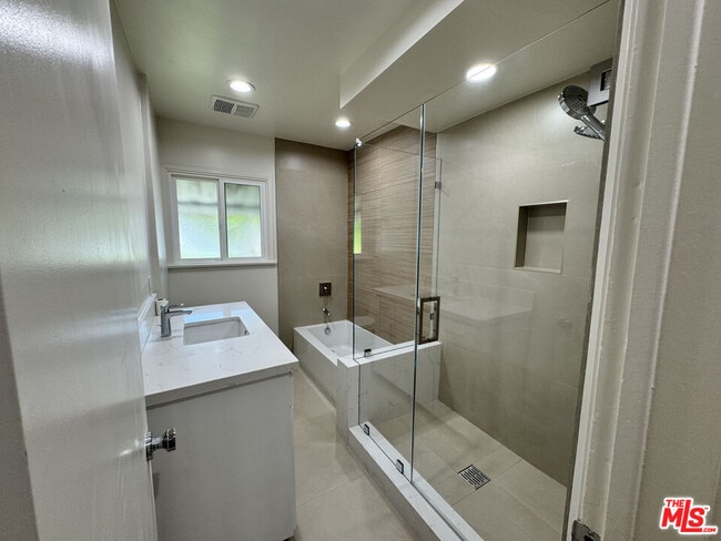 Building Photo - 300 S Doheny Dr