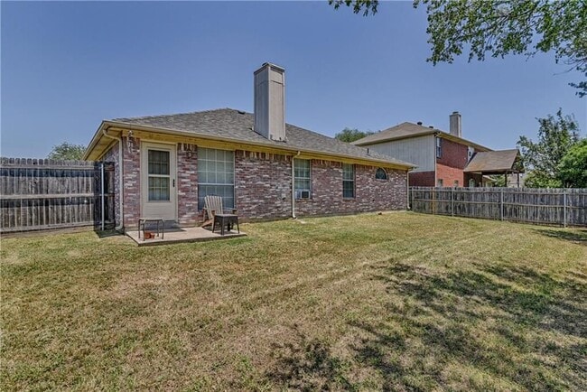 Building Photo - Ready to Move in... Do not miss this house...