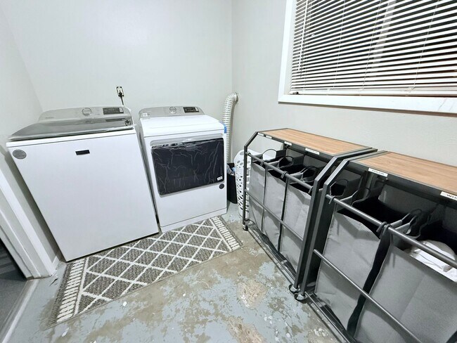 Building Photo - Northeast El Paso 3Bed/2Bath Refrig A/C