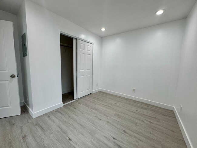 Building Photo - Fully renovated apartment located in the heart of mid-city!!