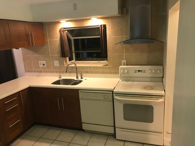 Building Photo - 1112 Stamford Rd