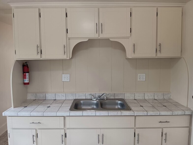 Building Photo - 112 E Nelson St