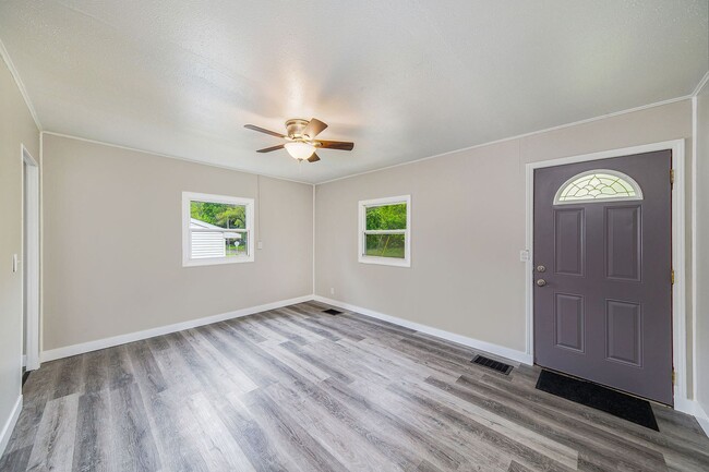 Building Photo - Cute Remodeled Two Bedroom 1 Bathroom Bung...