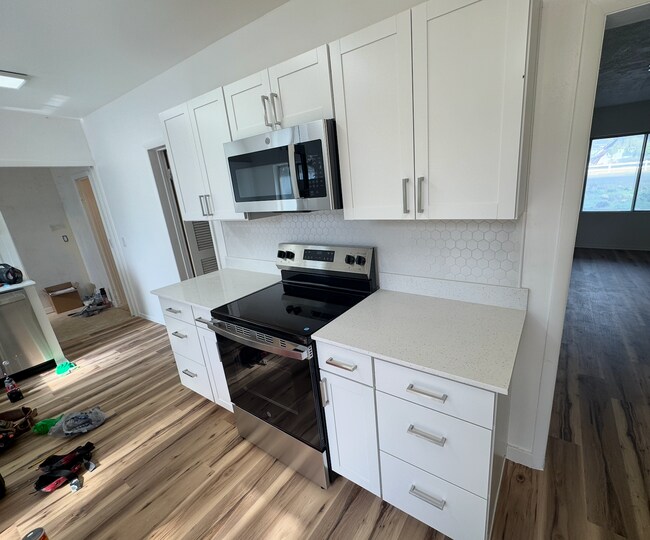 Building Photo - Cute Lehi rambler with tons of yard space and trees!