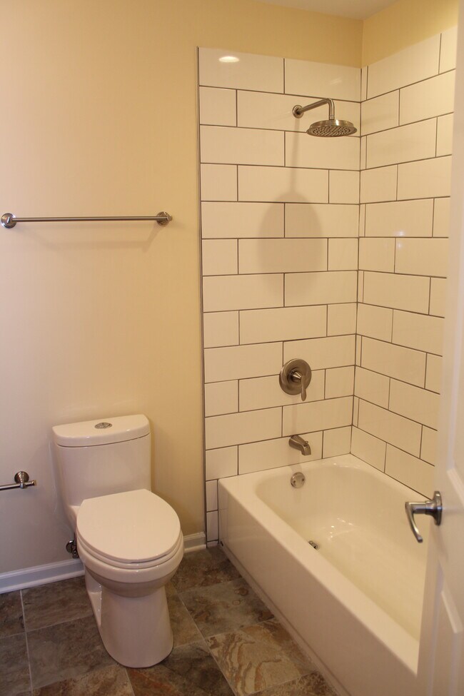 Building Photo - 8 E Harbor Dr