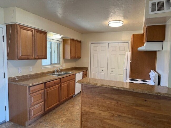 Building Photo - Located in Marina Gardens, great location!...