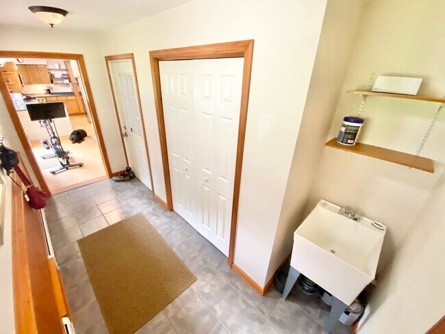 Building Photo - 3 Bedroom Home Colchester Available 8/15th!