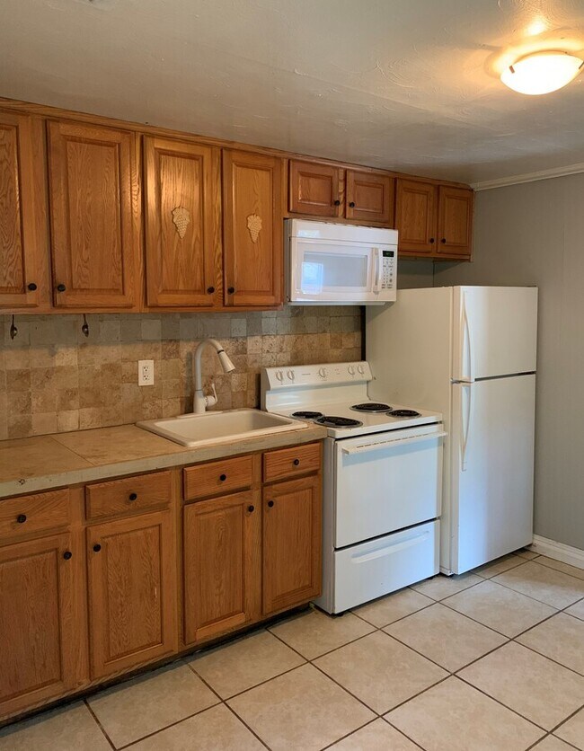 Building Photo - Spacious 3 Bedroom Home Near River City Marketplace