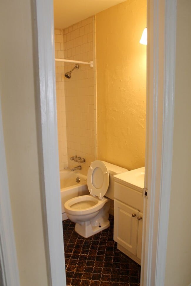 Building Photo - 2 Bedroom Apartment Available for Rent in ...