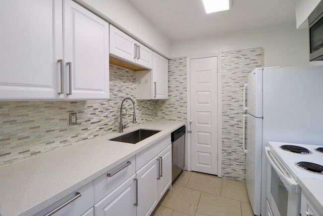 Building Photo - 5929 Queensloch Dr