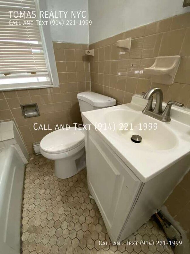 Building Photo - 16 Saratoga Ave