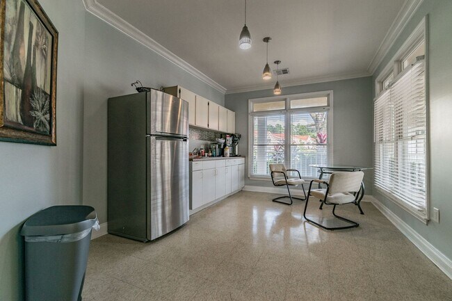 Building Photo - 9481 Highland Oak Dr