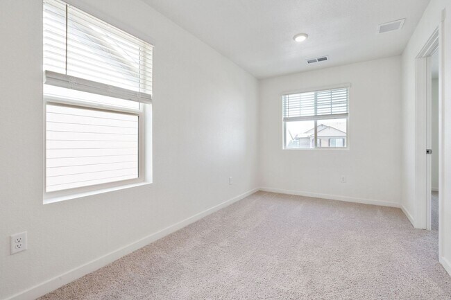 Building Photo - 3 bedroom, 2 1/2 bath home in Tailholt!