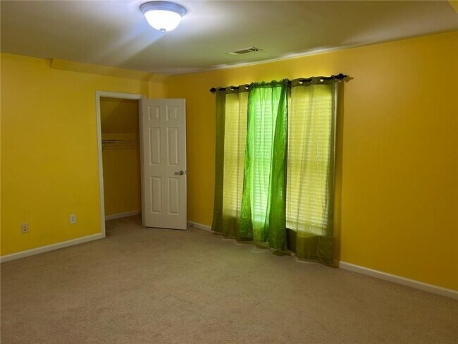 Building Photo - 815 Earlham Dr