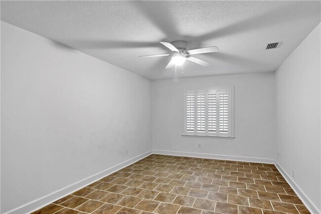 Building Photo - 204 Maple St