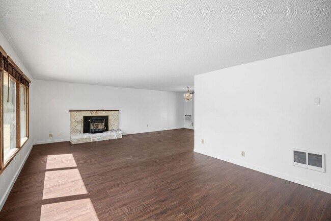 Building Photo - 806 S Adams Rd