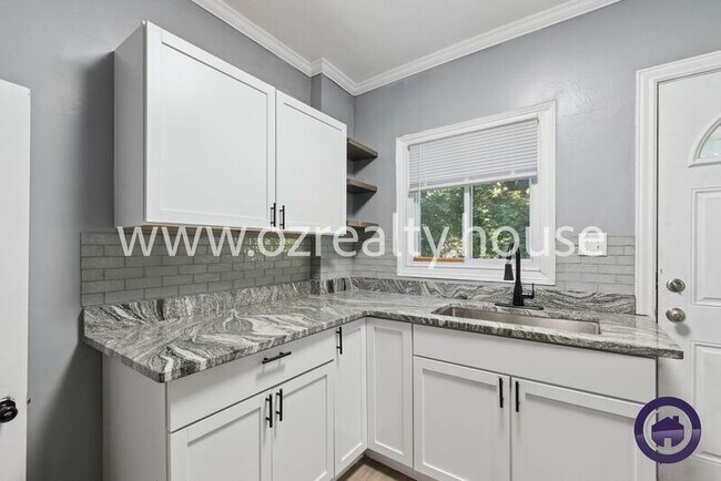 Building Photo - 1624 Macomber St