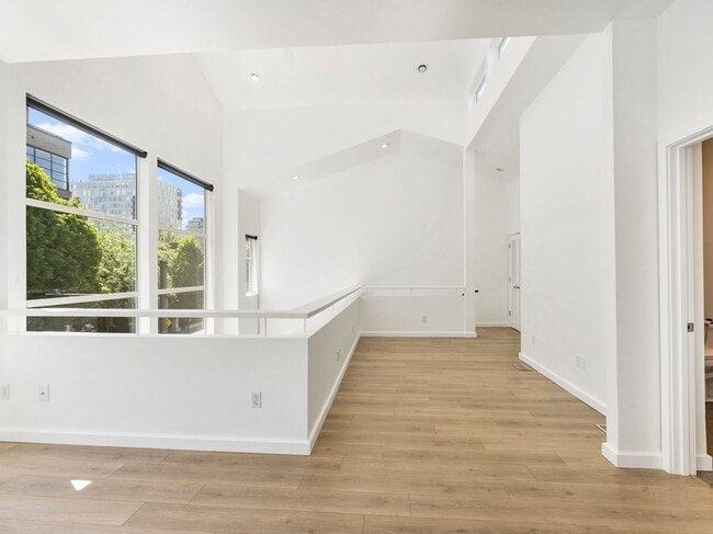 Building Photo - Fully renovated 2 level/2 bed/2 bath pearl...