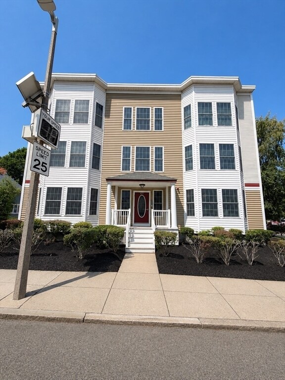 Building Photo - 571 Freeport St