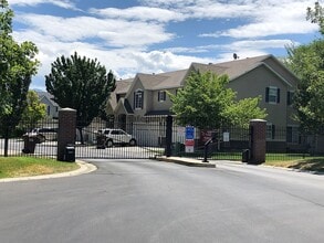 Building Photo - Beautiful Townhome in Wonderful Gated Comm...