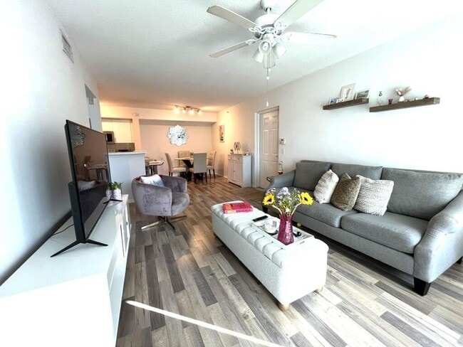 Building Photo - 713 Villa Cir