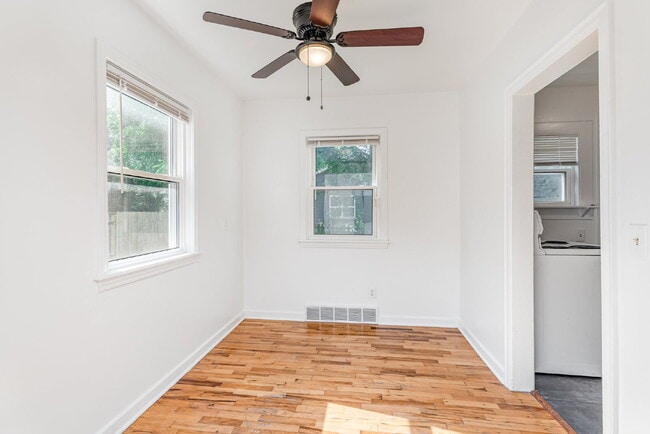 Building Photo - 2 Bedroom Duplex  $1050/Month