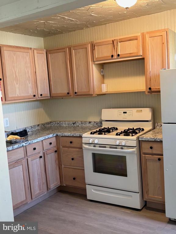 Building Photo - 914 Burnside Rd