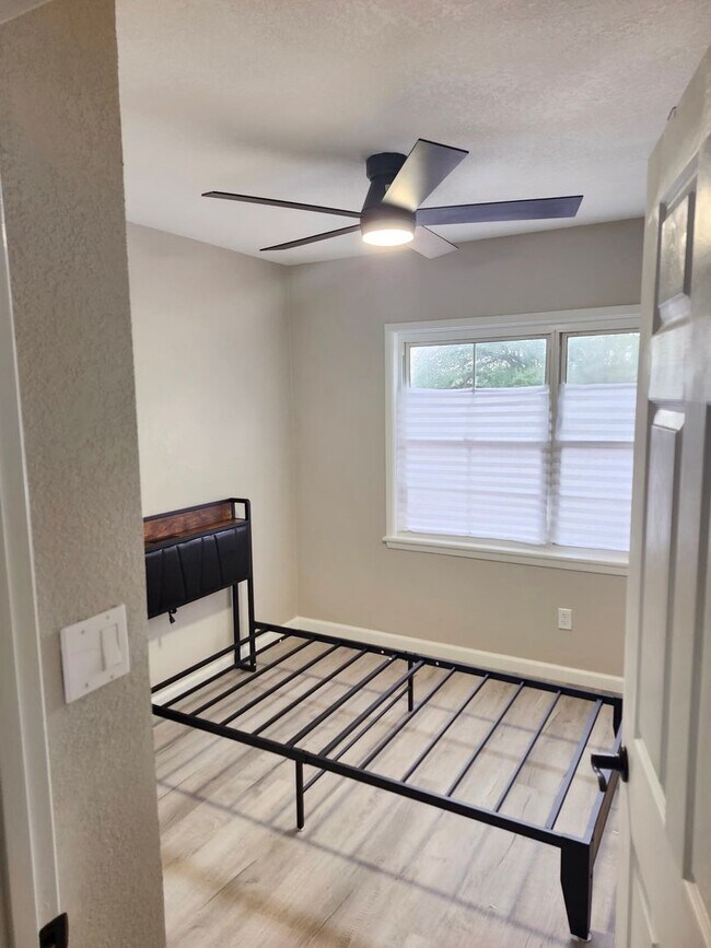 Building Photo - Remodeled FAMCEE Home