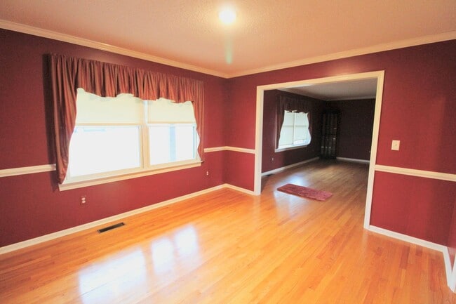 Building Photo - For Rent: Spacious Ranch-Style Home with S...