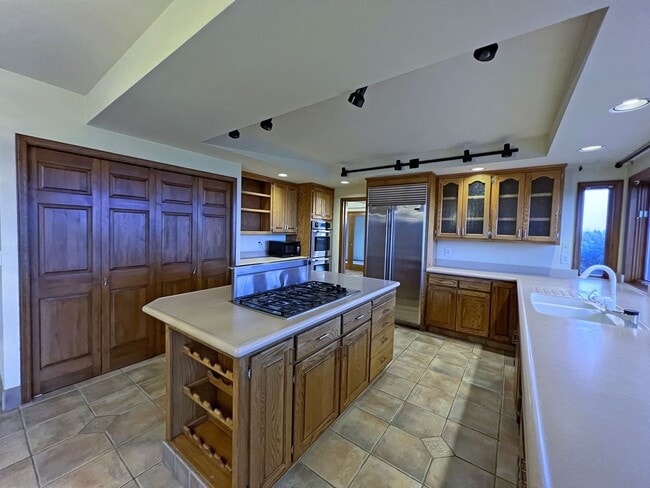 Building Photo - Gated Sound view home Des Moines area, 4 bed plus den 2.5 bath 3900 s/f, Available NOW!!!