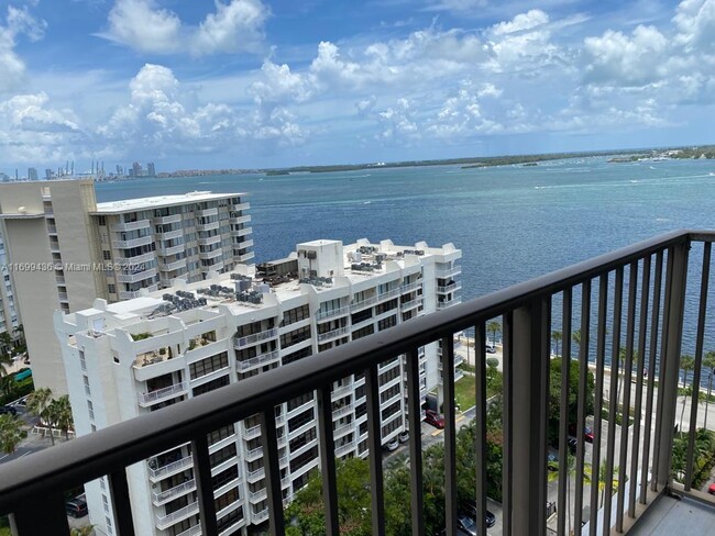 Building Photo - 1450 Brickell Bay Dr