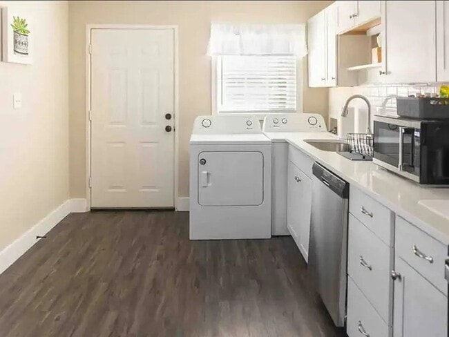 Building Photo - 2 Bedroom 1 Bath in Prime Location