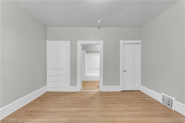 Building Photo - 1345 W 61st St