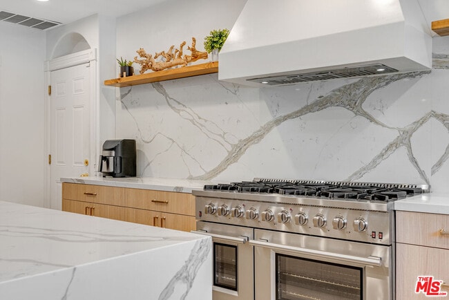 Building Photo - 367 S Oak Ave