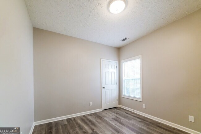 Building Photo - 204 Lee Ct