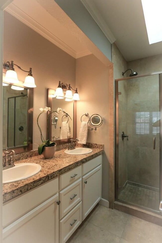 Building Photo - Newly Updated 3-Bedroom House in the Desir...