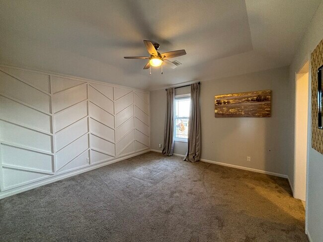 Building Photo - Modern 4BR 3.5 BA w/ Covered Lanai + Community Pool + Dedicated Office in Olathe