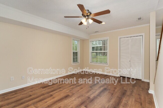 Building Photo - 404 Granville Rd