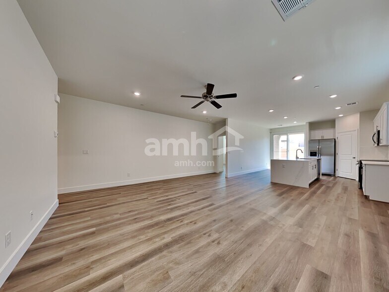 Building Photo - 858 English Primrose St