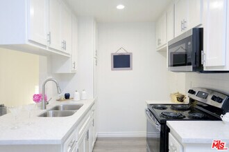 Building Photo - 550 S Manhattan Pl