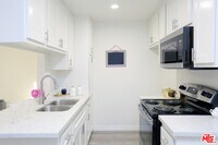 Building Photo - 536 S Manhattan Pl