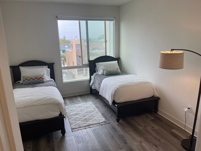 Building Photo - Water views! Less than a block from the ocean! 2 Bed 2.5 Bath Townhome!