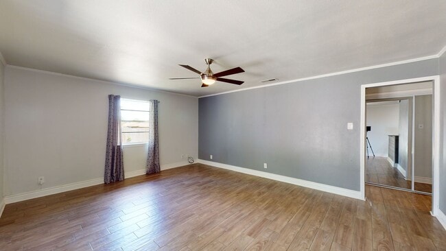 Building Photo - ALL TILE HOUSE MINUTES AWAY FROM FORT HOOD!