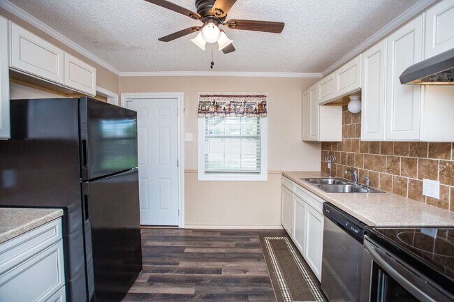 Building Photo - "Charming 3-Bedroom Home on 31st with Gleaming Hardwood Floors and 2 Full Baths!"