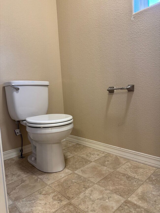 Building Photo - Single Family! 3 bed/2.5 bath, 2-car garage